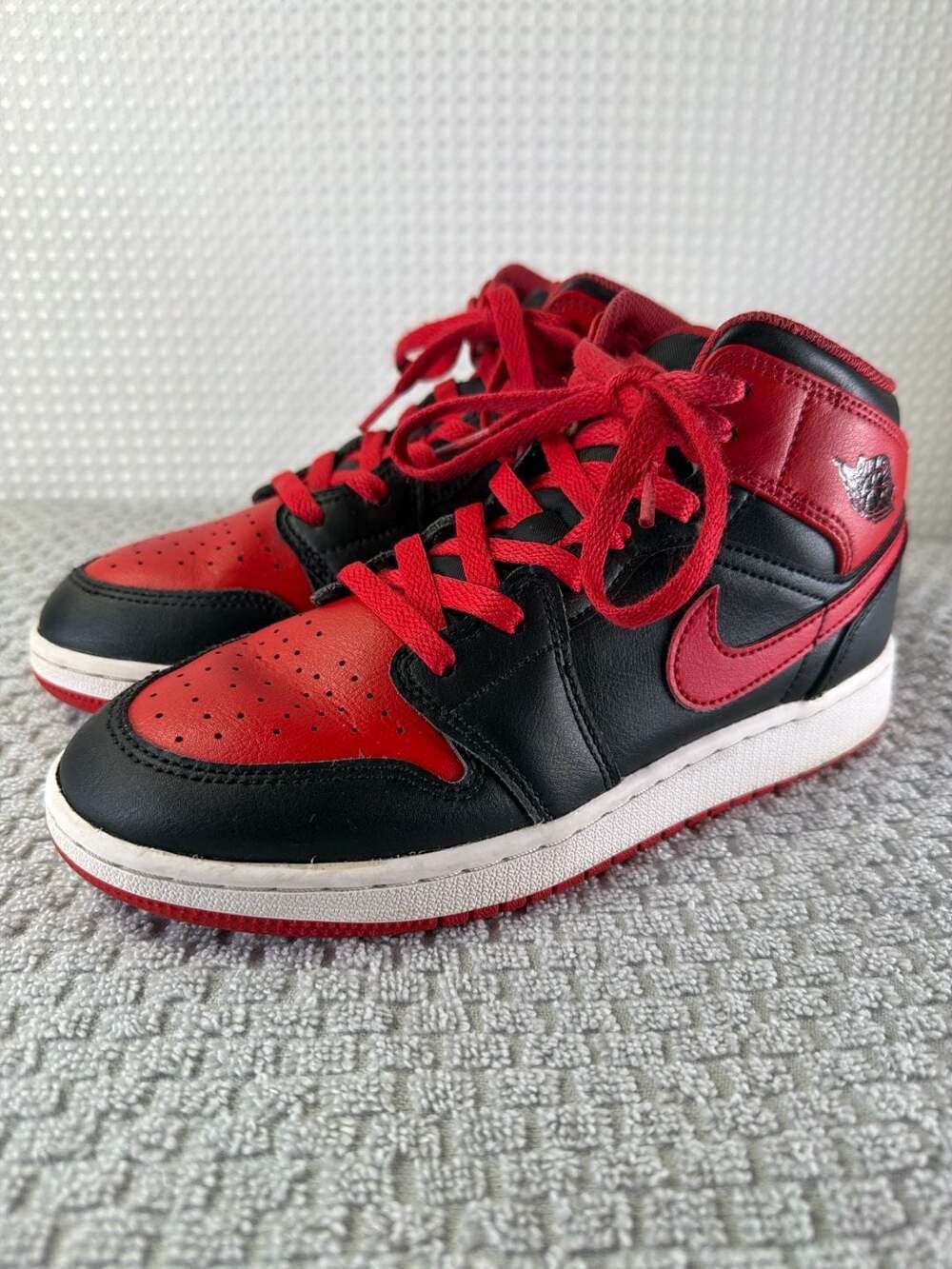 Nike Air Jordan 1 Mid Alternate Bred Basketball Shoes